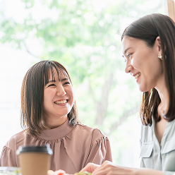 若い女性2人