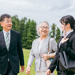 年配男性と女性と若い女性