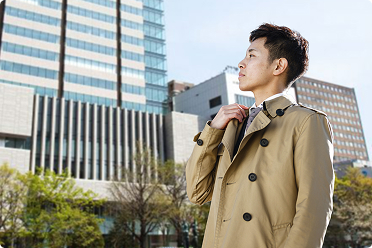 외투를 입은 남성과 BISSE의 외관
