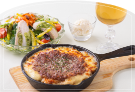 自家製ミートソースのパングラタンとサラダチキンのヘルシーバジルサラダ